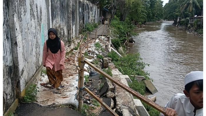 Perbaikan Tunggu BBWSCC, Warga Diimbau Hindari Jalan Amblas di Kebon Manggis Jaktim