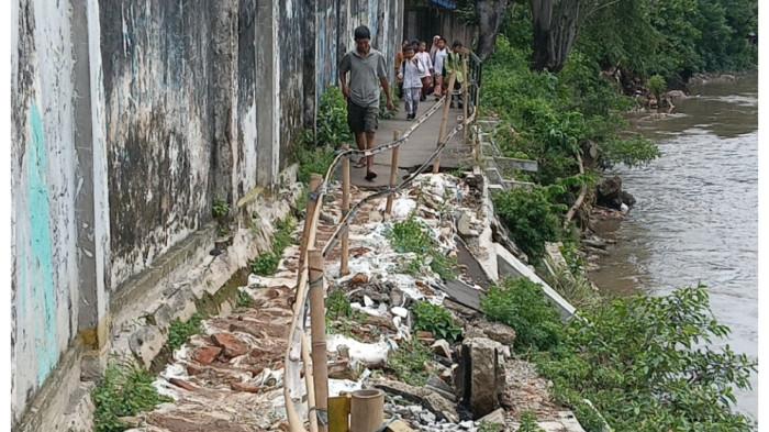JALAN RUSAK - Kondisi akses jalan setapak yang amblas di Kelurahan Kebon Manggis, Kecamatan Matraman, Jakarta Timur, Sabtu (25/10/2025). TRIBUNJAKARTA.COM/BIMA PUTRA