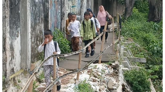 JALAN RUSAK - Kondisi akses jalan setapak yang amblas di Kelurahan Kebon Manggis, Kecamatan Matraman, Jakarta Timur, Sabtu (25/10/2025). TRIBUNJAKARTA.COM/BIMA PUTRA