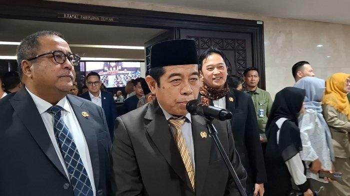 Ketua DPRD DKI Jakarta Khoirudin bersama Wakil Gubernur Rano Karno usai rapat paripurna 