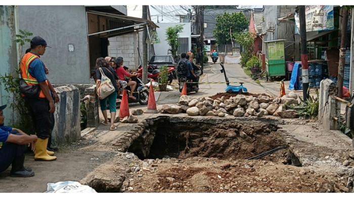 JEMBATAN AMBLAS - Akses jembatan di Jalan Pule, Kelurahan/Kecamatan Ciracas yang amblas hingga mengakibatkan mobilitas warga terganggu, Jakarta Timur, Sabtu (18/4/2026). TRIBUNJAKARTA.COM/BIMA PUTRA