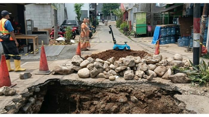 JEMBATAN AMBLAS - Akses jembatan di Jalan Pule, Kelurahan/Kecamatan Ciracas yang amblas hingga mengakibatkan mobilitas warga terganggu, Jakarta Timur, Sabtu (18/4/2026). TRIBUNJAKARTA.COM/BIMA PUTRA