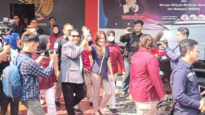 Semringah dan Lambaian Tangan Jessica Wongso Bebas Bersyarat dari Lapas Pondok Bambu