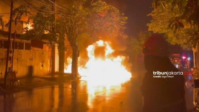 KEBAKARAN BENGKEL - Kebakaran hebat melanda sebuah bengkel sekaligus gudang sparepart motor di kawasan Cengkareng Barat, Jakarta Barat, pada Jumat (3/4/2026) malam. TRIBUNJAKARTA.COM/ELGA PUTRA