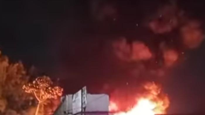 KEBAKARAN HARI INI - Insiden kebakaran terjadi di pinggir Jalan Raya Jakarta Bogor pada Jumat (6/2/2026) malam.