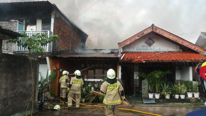 KEBAKARAN - Kebakaran melanda sebuah rumah tinggal di Jalan Cendrawasih RT 08 RW 09, Kelurahan Kebayoran Lama Selatan, Kecamatan Kebayoran Lama, Kamis (16/4/2026) siang.