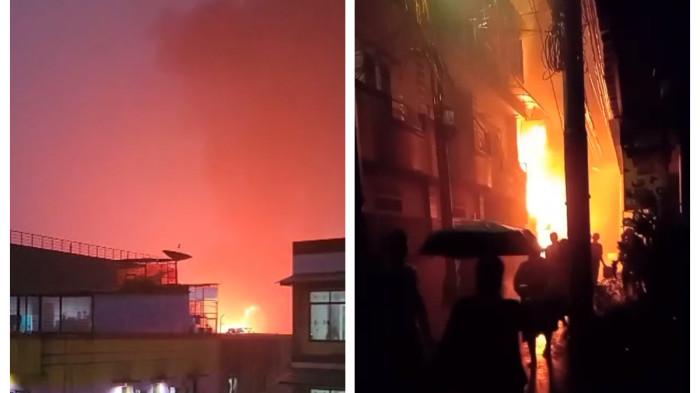 KEBAKARAN - Peristiwa kebakaran melanda rumah tinggal di kawasan Keagungan, Jakarta Barat saat hujan deras pada Rabu (22/10/2025) sore.