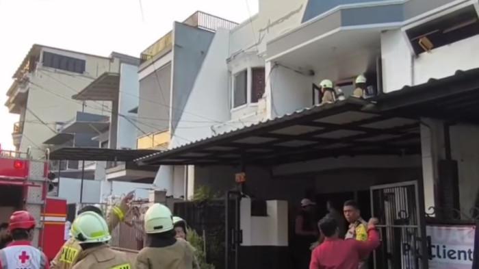 KEBAKARAN TEWASKAN SATU KELUARGA - Empat orang satu keluarga atau sekeluarga ditemukan meninggal dunia di dalam kamar di rumah kawasan Sunter Agung, Tanjung Priok, Jakarta Utara,