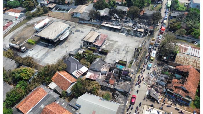 KEBOCORAN SAAT PENGISIAN - Ningsih, karyawan sekaligus pegawai SPBE Cimuning Kota Bekasi menyebut, sebelum kebakaran disertai ledakan sempat dilaporkan ada kebocoran dan ditangani teknisi, tetapi gas kembali bocor sampai ke jalan raya. (Yusuf/TribunJakarta).
