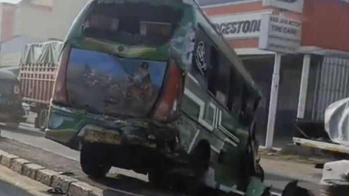 KECELAKAAN BERUNTUN - Kondisi salah satu mobil Elf