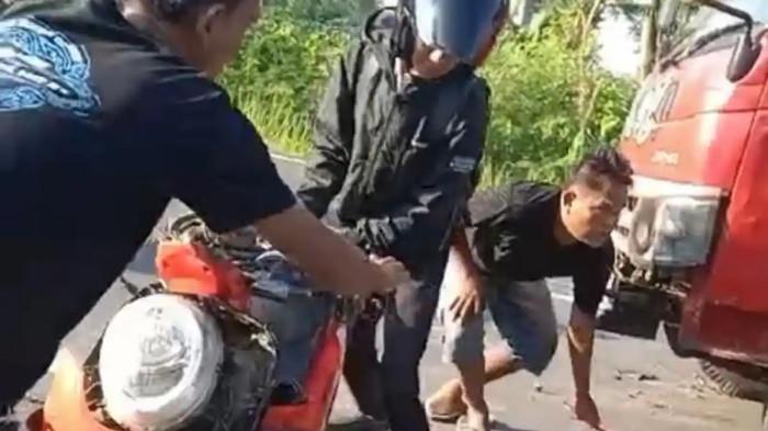 KECELAKAAN HARI INI - Insiden kecelakaan hari ini di Serang, Banten, tabrakan motor dengan truk pada Senin (27/5/2026) pagi. Motor ringsek.