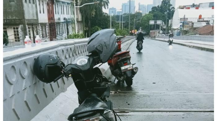 KECELAKAAN LALU LINTAS - Insiden kecelakaan hari ini di Jakarta Selatan melibatkan dua sepeda motor, Minggu (8/3/2026) pagi. Korban dilarikan ke RS Suyoto.