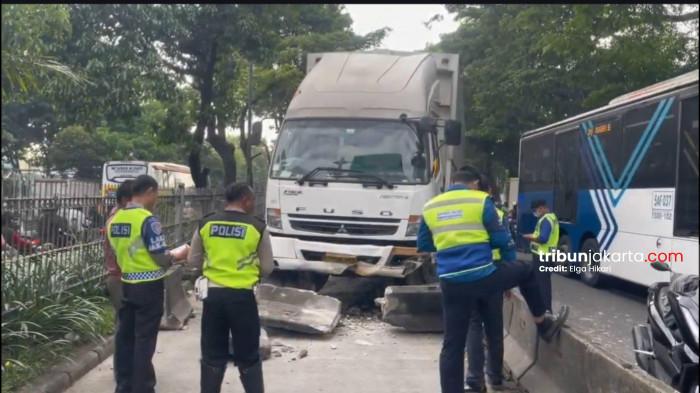 KECELAKAAN LALU LINTAS - Truk fuso menabrak separator busway di Jalan Daan Mogot KM 13, kawasan Cengkareng, pada Kamis pagi (9/4/2026). TRIBUNJAKARTA.COM/ELGA PUTRA