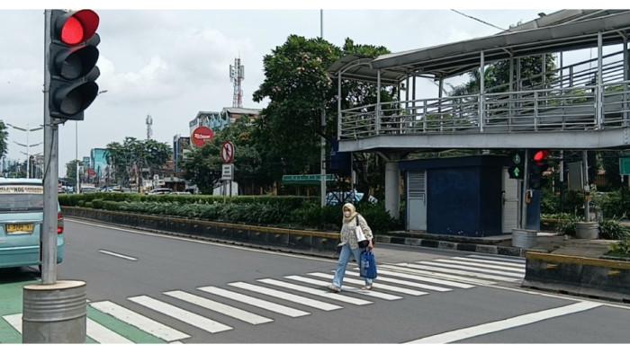 KELUHAN WARGA- Pejalan kaki melintas di pelican crossing karena JPO GOR Otista belum dibuka, Bidara Cina, Jatinegara, Jakarta Timur. TRIBUNJAKARTA.COM/BIMA PUTRA