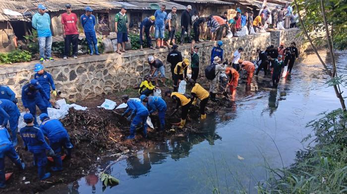 11 Meter Kubik Sedimen Lumpur Diangkut dari Kali Cipinang Ciracas Jaktim