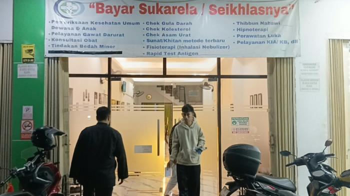 KLINIK BAYAR SEIKLAHSNYA -Tampak depan Klinik Aditya Medika yang berlokasi di Jalan Pagelarang, Lubang Buaya, Cipayung, Jakarta Timur, Minggu (2/11/2025). TRIBUNJAKARTA.COM/BIMA PUTRA