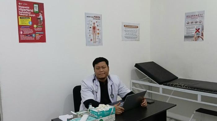 KLINIK BAYAR SEIKLAHSNYA - dr. Sukma Aditya Putra saat memberi keterangan di Klinik Aditya Medika, Cipayung, Jakarta Timur, Minggu (2/11/2025). TRIBUNJAKARTA.COM/BIMA PUTRA