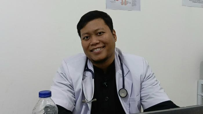 KLINIK GRATIS - dr. Sukma Aditya Putra saat memberi keterangan di Klinik Aditya Medika, Cipayung, Jakarta Timur, Minggu (2/11/2025).  Klinik Aditya Medika menyediakan pengobatan dengan bayaran seikhlasnya dan gratis bagi warga tidak mampu atau dhuafa sempat diragukan.