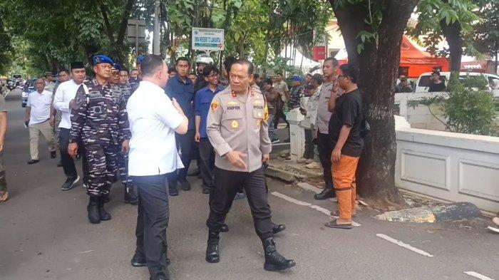KAPOLDA TINJAU TKP LEDAKAN - Kapolda Metro Jaya Irjen Pol Asep Edi Suheri meninjau langsung lokasi ledakan di Masjid SMAN 72 Jakarta, Kelapa Gading, Jakarta Utara, Jumat (7/11/2025) siang.
