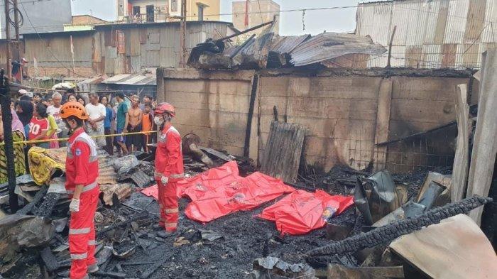 KEBAKARAN MAUT - Kebakaran melanda bangunan semi permanen di pinggir rel kereta di Jalan Pademangan Raya 5, RT 07 RW 01 Pademangan Timur, Pademangan, Jakarta Utara, Rabu (15/10/2025). Nahasnya, kebakaran ini menewaskan empat orang yang merupakan satu keluarga.