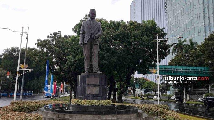 PATUNG MH THAMRIN - Keberadaan patung MH Thamrin di Jalan Medan Merdeka Selatan, Jakarta Pusat. Ternyata selama ini banyak warga Jakarta yang selama ini tidak menyadari keberadaan patung pahlawan asal Betawi ini. (TRIBUNJAKARTA.COM/ELGA PUTRA)