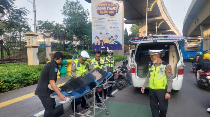KECELAKAAN HARI INI - Kecelakaan hari ini di Jakarta Selatan, motor hilang kendali pada Senin (11/5/2026) pagi. Korban terkapar dievakuasi ambulans.