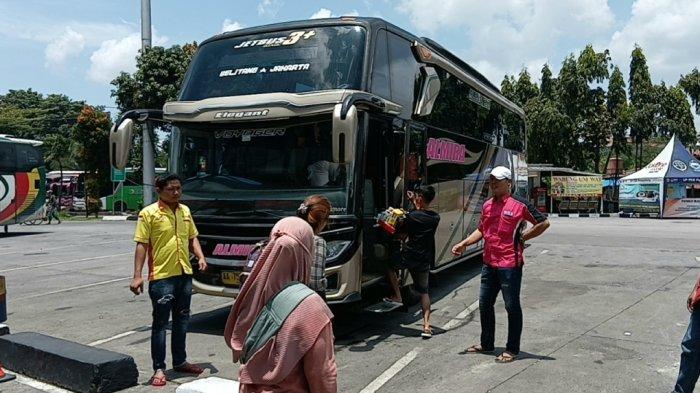 Kondisi Terminal Kampung Rambutan menjelang arus mudik Idulfitri 1447 Hijriah di Ciracas, Jakarta Timur, Kamis (12/3/2026).