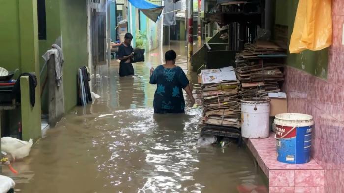 Ciliwung Meluap, Warga Kebon Pala Terendam Banjir 1,2 Meter