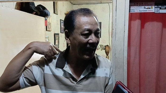 Koordinator Keamanan RW 05 Cililitan, Agus Susanto saat memberi keterangan terkait penusukan kedua pemuda di Gang H. Mizi, Kramat Jati, Jakarta Timur, Senin (17/11/2025).