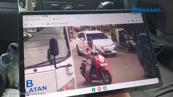 LAWAN ARUS - Sejumlah pengendara motor melawan arus dan tertangkap ETLE mobile saat Operasi Zebra Jaya 2025 di Jalan Ciputat Raya, Kebayoran Lama, Jakarta Selatan, Jumat (21/11/2025).