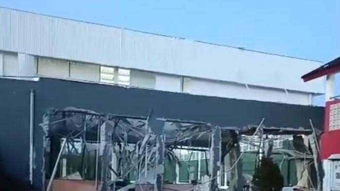 LEDAKAN DI GEDUNG PADEL - Video yang memperlihatkan lapangan padel di Gunung Putri Bogor hancur lebur diduga akibat ledakan beredar di media sosial pada Kamis (9/4/2026) pagi.