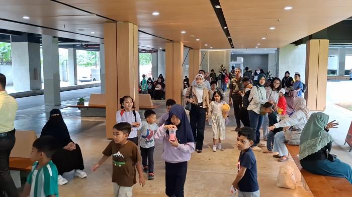 LIBUR LEBARAN DI TIM - Warga mengisi waktu libur Lebaran dengan menikmati pertunjukan bintang Planetarium di Taman Ismail Marzuki, Jakarta, Kamis (26/3/2026).