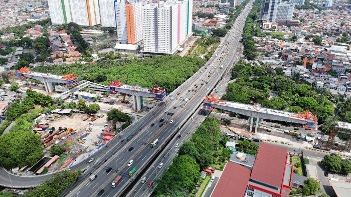 Lintasan LRT Jakarta Fase 1B tampak tengah dibangun di atas Tol Wiyoto Wiyono, Rawamangun, Jakarta Timur.