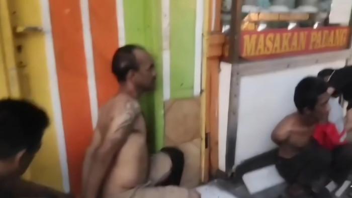 MALING DIHAJAR WARGA - Dua maling motor yang dihajar warga usai tertangkap saat beraksi di kawasan Cengkareng, Jakarta Barat, Selasa (14/4/2026).