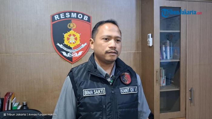 MALING MOTOR PACAR - Kanit Resmob Satreskrim Polres Metro Jakarta Selatan AKP Bima Sakti saat diwawancarai soal kasus pencurian dan penipuan, Jumat (24/10/2025).