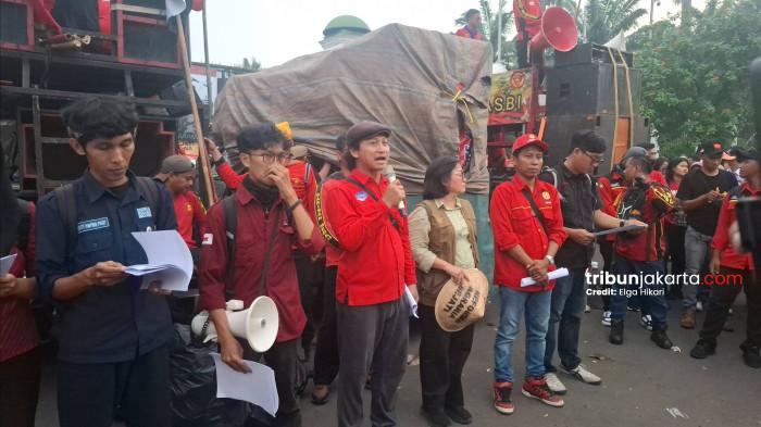 MAY DAY KASBI - Ketua Umum KASBI yang juga Jubir Gebrak, Sunarno (tengah) saat membacakan tuntutan pihaknya  dalam perayaan May Day di depan DPR RI, Jumat (1/5/2026) siang.
TRIBUNJAKARTA.COM/ELGA PUTRA