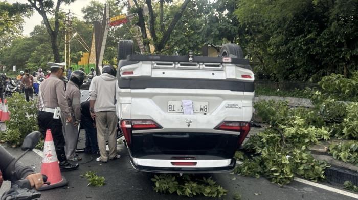 MOBIL TERBALIK - Mobil Xpander putih terbalik di Jalan Jenderal Sudirman Pekanbaru