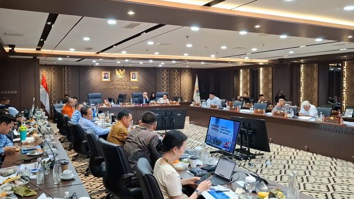 MRT KENA SEMPROT - MRT Jakarta kena semprot saat Rapat kerja di Komisi B DPRD DKI Jakarta, hal ini menyusul SOP keselamatan penumpang saat insiden listrik padam. 10 penumpang terjebak di lift. Kamis (23/4/2026). (Yusuf/TribunJakarta).