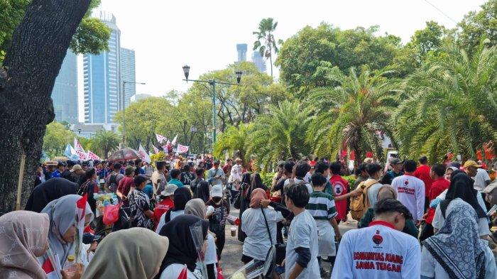Tak Seperti Anies-Cak Imin, Ganjar-Mahfud MD Tidak Sapa Pendukungnya usai Daftar ke KPU