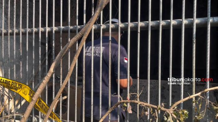 OLAH TKP - Petugas Puslabfor Mabes Polri melakukan olah TKP di lokasi kebakaran rumah di Tanjung Duren, Jakarta Barat, Jumat (17/4/2026) sore.TRIBUNJAKARTA.COM/ELGA PUTRA