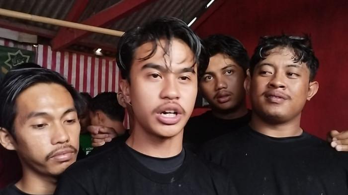 PANDAWARA PATUNGAN BELI HUTAN - Kelompok pecinta lingkungan Pandawara Group saat diwawancarai wartawan di Pantai Sukaraja, Bandar Lampung, Senin (10/7/2023). Kini, Pandawara menginisiasi patungan beli hutan Indonesia agar tidak dialihfungsikan. Inisiasi itu mendapat sambutan masyaralat luas. (KOMPAS.COM/Tri Purna Jaya)