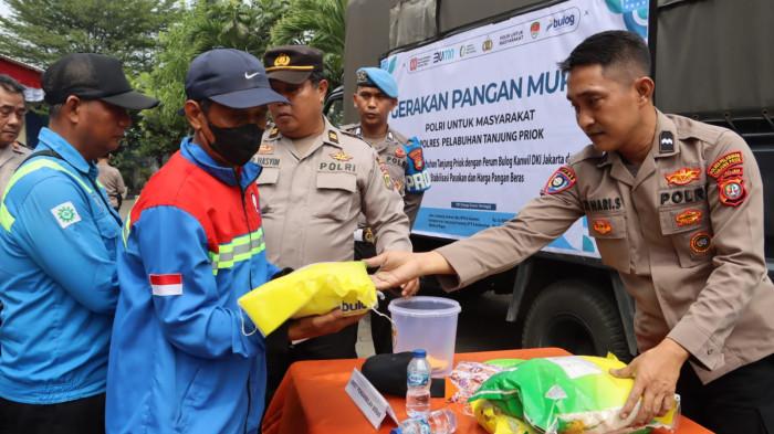 PANGAN MURAH DI PELABUHAN - Polres Pelabuhan Tanjung Priok turut mengadakan program Gerakan Pangan Murah dalam rangka mendukung program ketahanan pangan nasional 