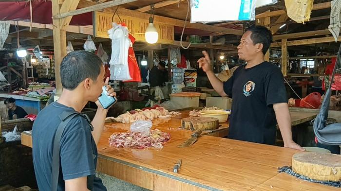 PASAR MUNJUL KUMUH - Kios pedagang Pasar Munjul di tempat penampakan sementara berupa bangunan semi permanen, Cipayung, Jakarta Timur, Jumat (5/12/2025). TRIBUNJAKARTA.COM/BIMA PUTRA