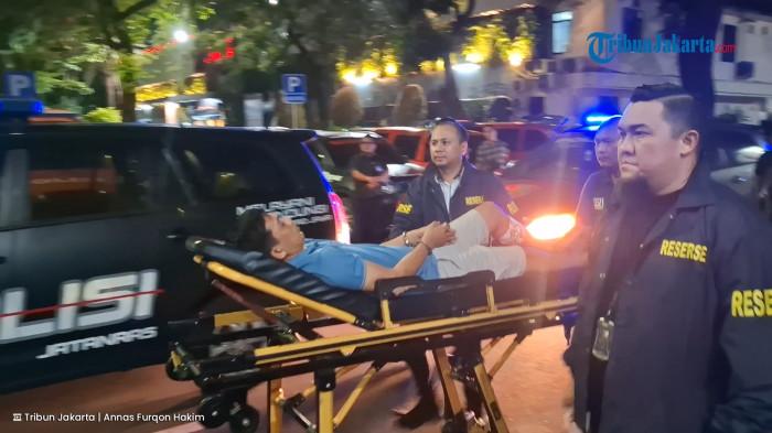 PELAKU BEGAL TERTANGKAP - Pelaku begal dibaringkan ke ranjang pasien saat tiba di Ditreskrimum Polda Metro Jaya, Jakarta Selatan, Kamis (21/5/2026) malam.