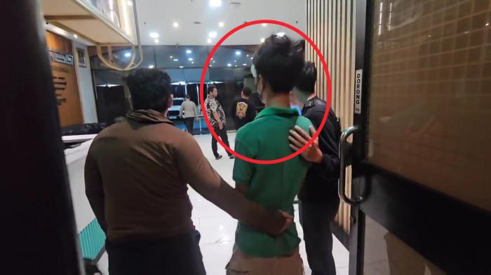 PELAKU PEMERKOSAAN - Polres Metro Jakarta Utara meringkus terduga pelaku rudapaksa terhadap seorang remaja di bawah umur yang terjadi di wilayah Penjaringan, Jakarta Utara. Tersangka berinisial AS (27) ditangkap setelah sempat buron selama delapan bulan. (TRIBUNJAKARTA.COM/GERALD LEONARDO AGUSTINO).