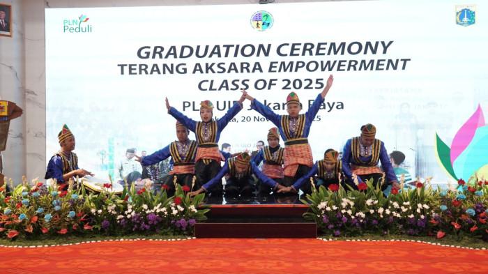 PELATIHAN BRAILLE - Peserta pelatihan braille untuk disabilitas netra program Terang Aksara Empowerment tahun 2025 menunjukkan kebolehannya dalam menari tari saman dalam kegiatan 