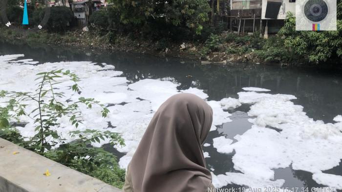 PENANGANAN BUSA - Busa di Kali Sunter, Kelapa Gading, Jakarta Utara, dalam penanganan Dinas Lingkungan Hidup DKI Jakarta. (Dok. Dinas Lingkungan Hidup DKI Jakarta).