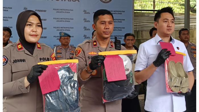 PENANGKAPAN JAMBRET - Konferensi pers penangkapan jambret di Mapolsek Kelapa Gading, Jakarta Utara, Kamis (8/1/2026). MD alias Deni (22), pelaku jambret yang ditangkap, menjual iPhone 16 Pro hasil curiannya seharga Rp 2 juta untuk berpesta sabu. (TRIBUNJAKARTA.COM/GERALD LEONARDO AGUSTINO).
