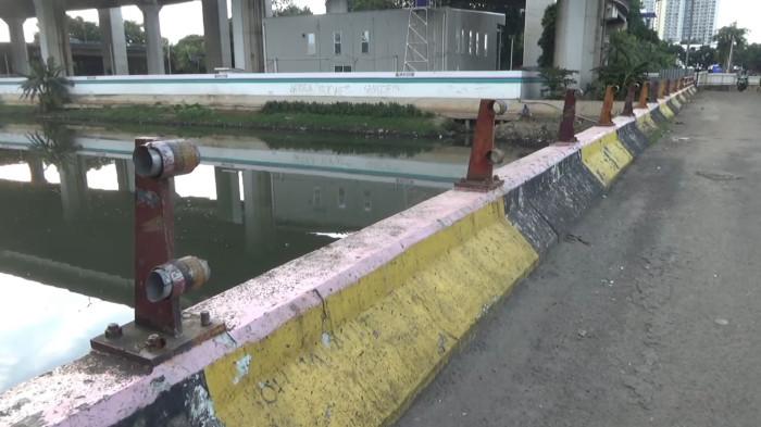 PENCURIAN BESI - Pagar pembatas jembatan di kawasan Ancol, Pademangan, Jakarta Utara hilang diduga digasak komplotan pencuri besi. (TRIBUNJAKARTA.COM/GERALD LEONARDO AGUSTINO).