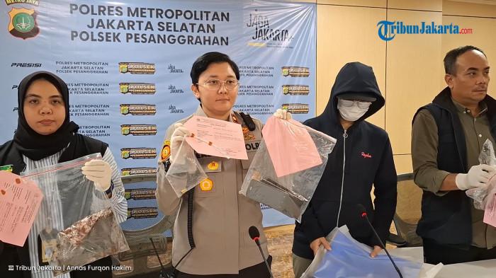 PENEMUAN JASAD - Polsek Pesanggrahan merilis kasus penemuan jasad pria berinisial BAS (53), Selasa (10/3/2026). Korban tewas dengan luka tembak di bagian kepala.